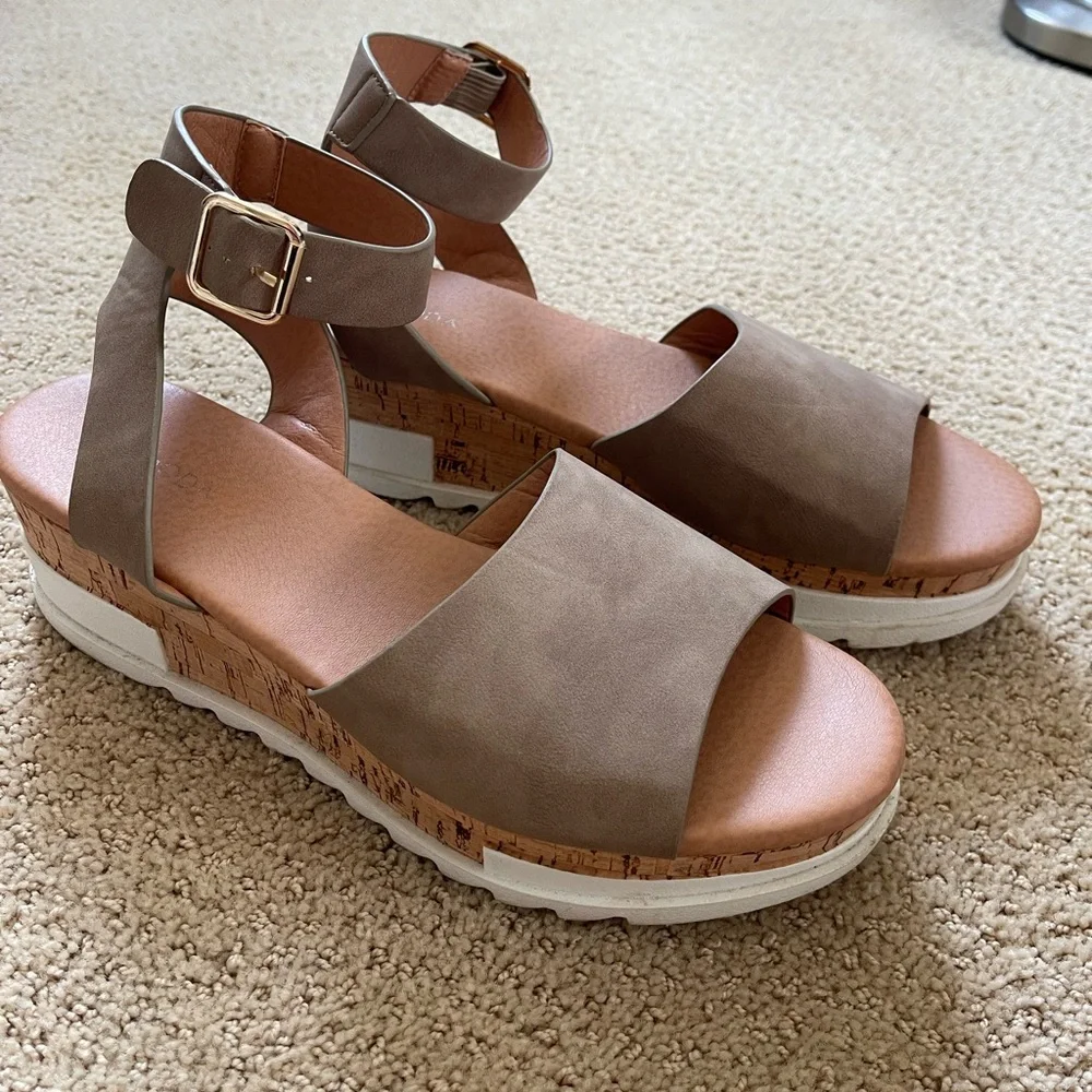 Women's Tan Platform Sandals - Picture 1 of 8